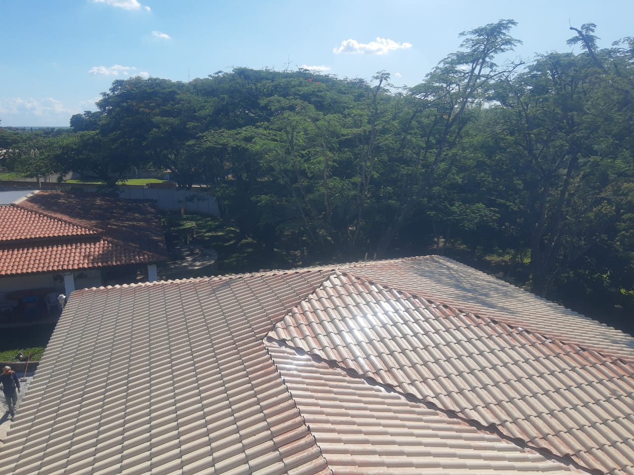 Telhado de telha visto de cima, obra pronta